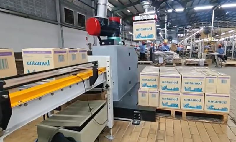 Роботизирано палетизиране на кашони с решение на Сан Макс Трейд